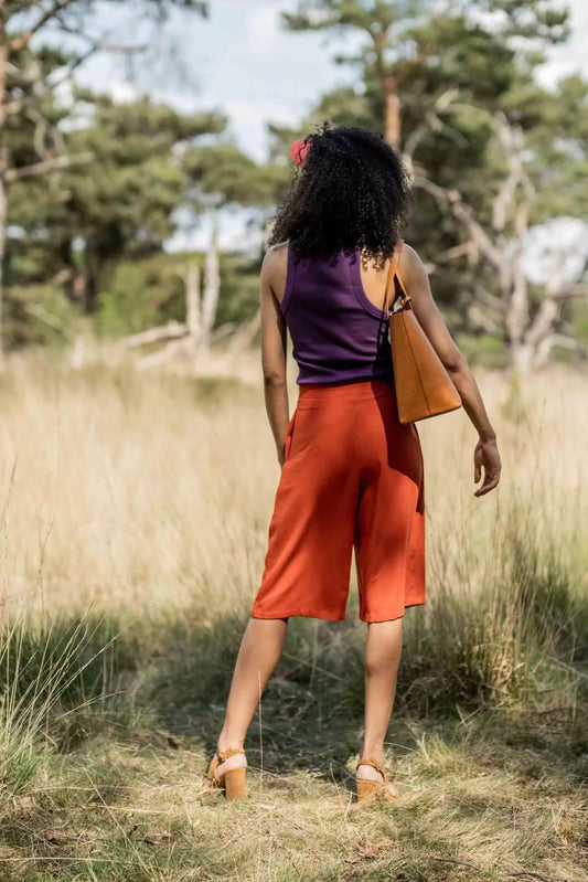 Find out how to transform trousers into shorts!